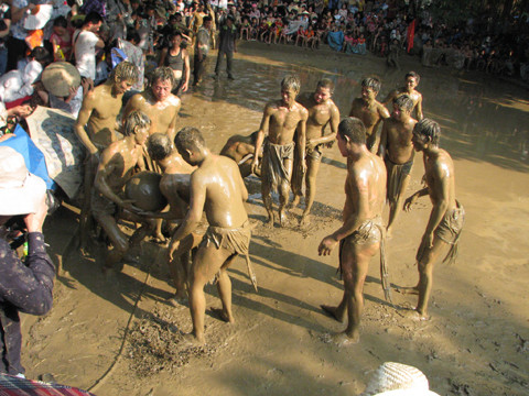 Trong trò chơi này, những người tham gia được gọi là các "quân cầu".