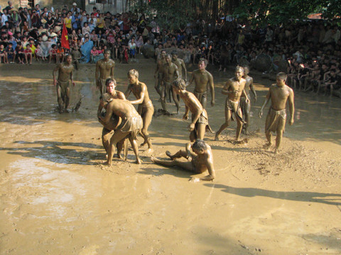 Với tình trạng mặt sân trơn trượt, những màn tranh cướp cầu thường khiến các "quân cầu" ngã xoành xoạch.