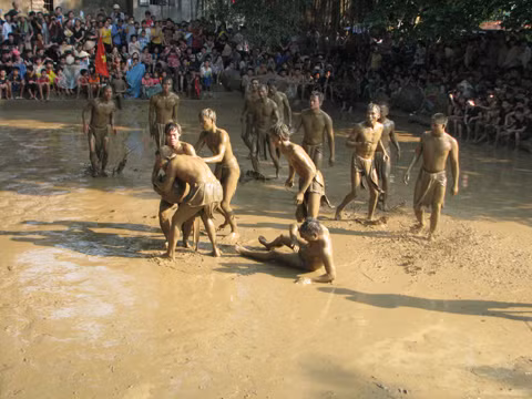 Với tình trạng mặt sân trơn trượt, những màn tranh cướp cầu thường khiến các "quân cầu" ngã xoành xoạch.