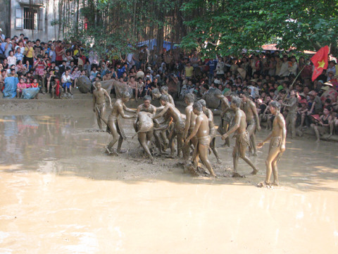 Hội làng Vân thường tổ chức vào ngày 13, 14/4 âm lịch hàng năm.