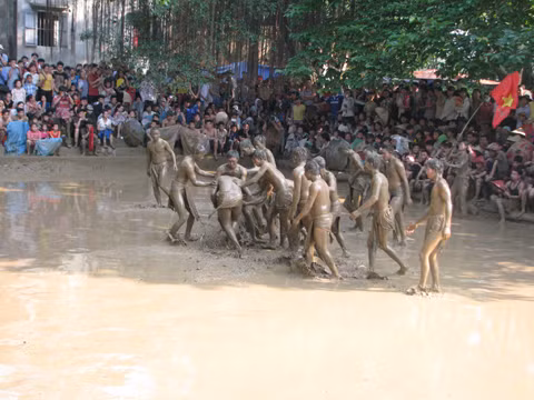 Hội làng Vân thường tổ chức vào ngày 13, 14/4 âm lịch hàng năm.