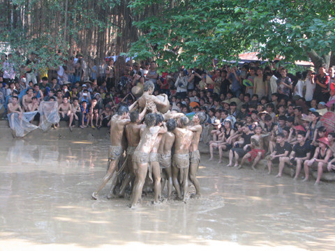 Sân thi đấu có nền đất. Trước ngày thi đấu người ta bơm nước vào cho nền đất ngấm nước nhão thành bùn.