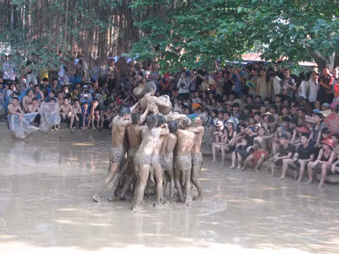 Sân thi đấu có nền đất. Trước ngày thi đấu người ta bơm nước vào cho nền đất ngấm nước nhão thành bùn.