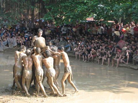 Mỗi trận đấu có 2 đội thi đấu với 7 người một đội. Cũng giống như bóng đá, mỗi đội có một "gôn" nhưng "gôn" này là cái lỗ khoét sâu xuống dưới nền.