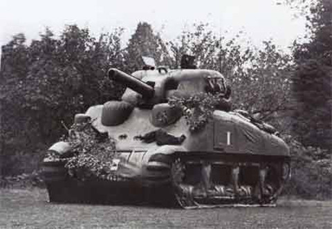 Xe tăng bằng cao su bơm hơi. Ảnh: Normandiememoire.