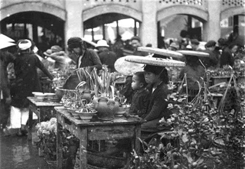 Chợ Tết ở Hà Nội với người bán hoa thủy tiên. Ảnh: Internet.