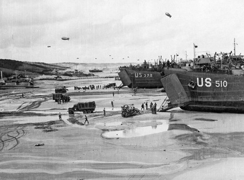 Tàu đổ bộ Mỹ trên bờ biển Normandy tháng 6/1944. Ảnh: Washington Post.