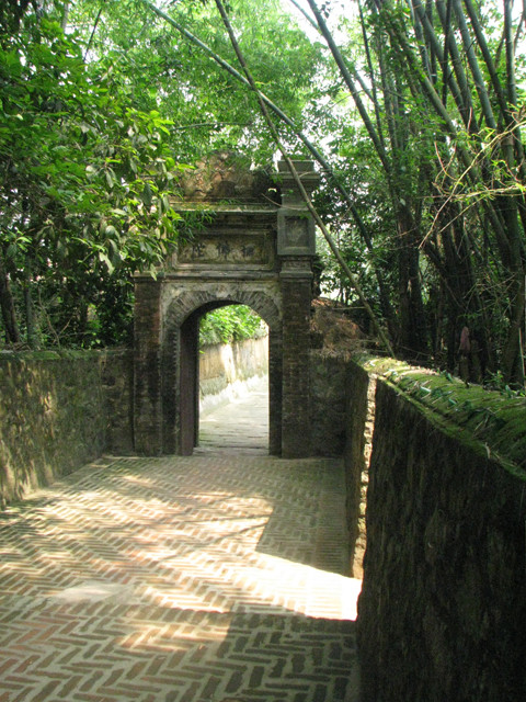 Cổng vào chùa không theo lối tam quan như thường thấy và cũng khá nhỏ nhưng nằm dưới những tán cây um tùm tạo một cảm giác mát mẻ, yên tĩnh khiến lòng người thư thái dễ chịu khi vừa bước chân đến.