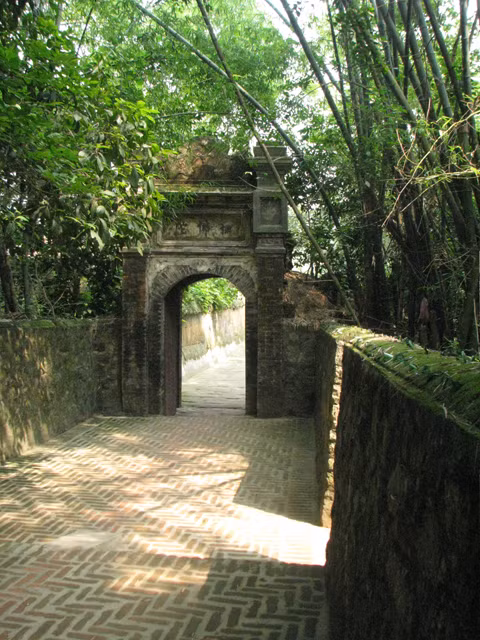 Cổng vào chùa không theo lối tam quan như thường thấy và cũng khá nhỏ nhưng nằm dưới những tán cây um tùm tạo một cảm giác mát mẻ, yên tĩnh khiến lòng người thư thái dễ chịu khi vừa bước chân đến.