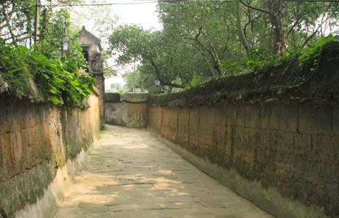 Đi qua cổng ngoài là vào tới một hành lang với hai bức tường đất cổ xưa trước khi vào cổng chính.