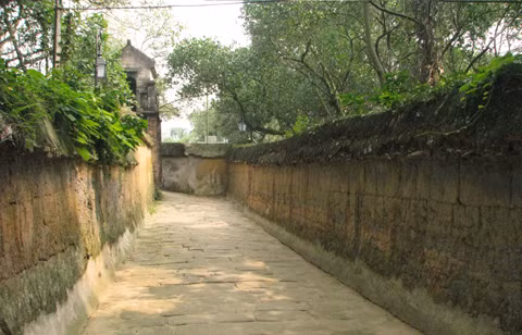 Đi qua cổng ngoài là vào tới một hành lang với hai bức tường đất cổ xưa trước khi vào cổng chính.