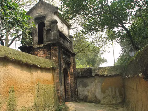 Cổng chính của chùa xây vào thời Nguyễn theo lối kiến trúc gác chuông.