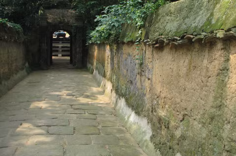 Với những bức tường bằng đất sét đặc trưng này, nhiều người đã gọi chùa Bổ Đà bằng cái tên "chùa đất sét".