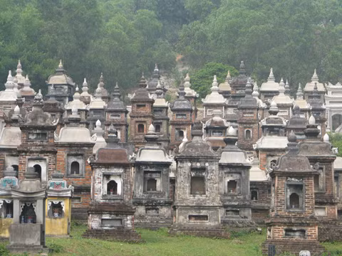 Hàng hàng lớp lớp các ngôi tháp nằm theo sườn núi là nơi an táng nhục thân, xá lị của 1214 vị tăng ni đã tu hành tại chùa qua hàng trăm năm. Đặc điểm để nhận dạng tháp tăng là có bình cam lộ trên đỉnh còn tháp ni thì có hình bông sen.