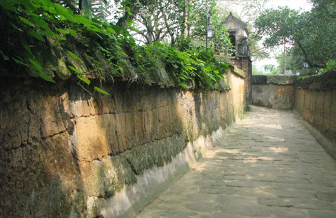 Xưa kia toàn bộ tường bao của chùa đều đắp bằng đất sét như thế này nhưng qua thời gian đến nay chỉ còn một số đoạn còn tồn tại.