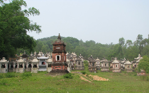 Tất cả có 87 tháp cùng với 18 mộ không xây. Các tháp được xây vào nhiều thời điểm khác nhau qua các thời kỳ trải dài hàng trăm năm.