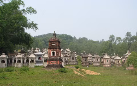 Tất cả có 87 tháp cùng với 18 mộ không xây. Các tháp được xây vào nhiều thời điểm khác nhau qua các thời kỳ trải dài hàng trăm năm.