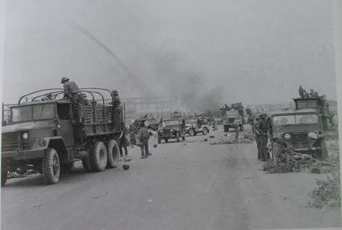 Các chiến sĩ quân giải phóng kiểm tra một số loại xe vận tải quân Sài Gòn bỏ lại trên xa lộ Biên Hòa.