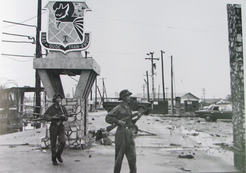 Sau Huế, quân giải phóng nhanh chóng đánh chiếm Đà Nẵng. Trong ảnh là quân giải phóng làm chủ Sở chỉ huy Quân đoàn I chính quyền Sài Gòn ở Đà Nẵng.