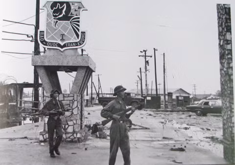 Sau Huế, quân giải phóng nhanh chóng đánh chiếm Đà Nẵng. Trong ảnh là quân giải phóng làm chủ Sở chỉ huy Quân đoàn I chính quyền Sài Gòn ở Đà Nẵng.