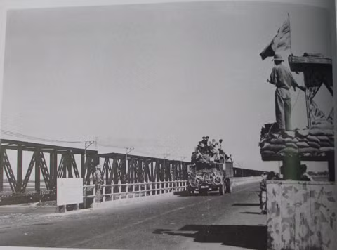 Quân giải phóng làm chủ cầu Đà Rằng (Phú Yên).