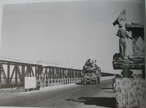 Quân giải phóng làm chủ cầu Đà Rằng (Phú Yên).