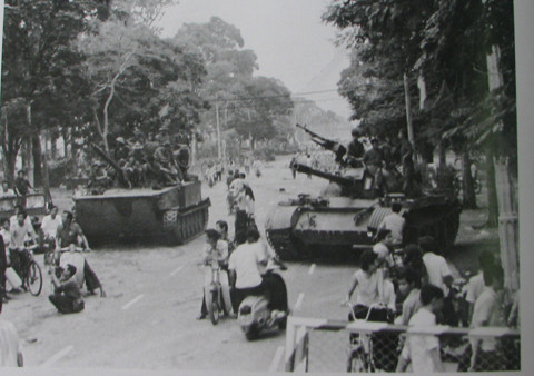 Xe tăng quân giải phóng trên đường phố Sài Gòn.