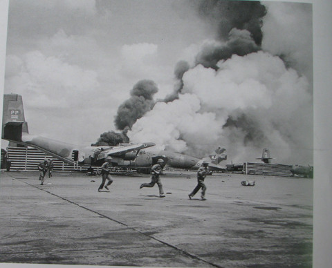 Bộ đội tiến công làm chủ sân bay Tân Sơn Nhất.