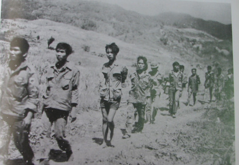 Binh lính chế độ Sài Gòn ở Đắc Pét (Kon Tum) ra hàng.