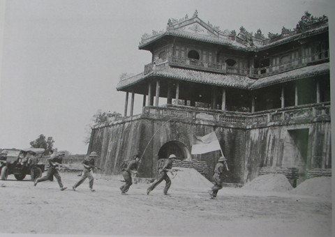 Bộ đội tiến vào giải phóng Huế.