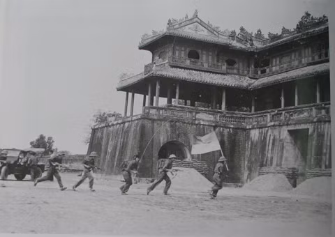 Bộ đội tiến vào giải phóng Huế.