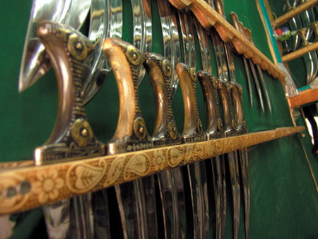 Người đàn ông Yemen lúc nào cũng có con dao đeo ở trước bụng. Ảnh: Tuổi Trẻ.