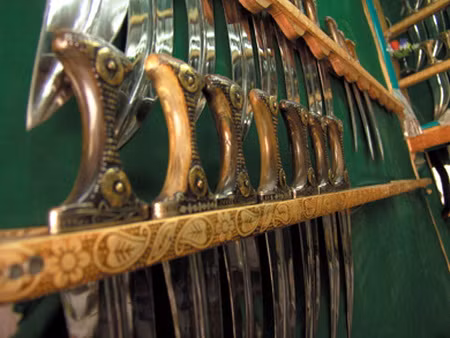 Người đàn ông Yemen lúc nào cũng có con dao đeo ở trước bụng. Ảnh: Tuổi Trẻ.