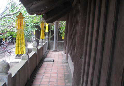 Chùa Bút Tháp được đánh giá là một công trình kiến trúc có sự kết hợp hài hòa hai loại vật liệu là gỗ và đá. Toàn bộ hệ thống cột chịu lực, tường vách chùa đều bằng gỗ còn lan can, nền rồi cầu nối giữa thiêu hương và thượng điện lại chế tác bằng đá.