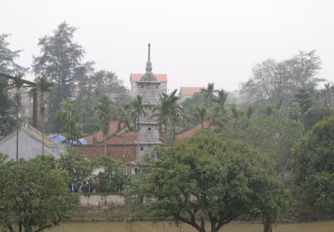 Chùa vốn có tên là Ninh Phúc tự. Năm 1876, vua Tự Đức vi hành qua đây, trông thấy chùa có tòa tháp cao lớn như hình cái bút mới gọi là chùa Bút Tháp và cái tên này ra đời từ đó.