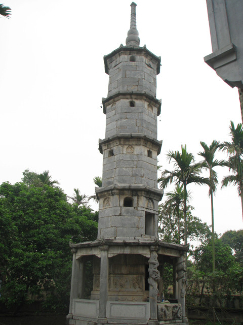 Về kiến trúc đá, nổi bật nhất ở chùa Bút Tháp là tòa tháp đá 5 tầng ở trong khuôn viên. Tên tháp là Bảo Nghiêm, là nơi thờ Hòa thượng Chuyết Chuyết.