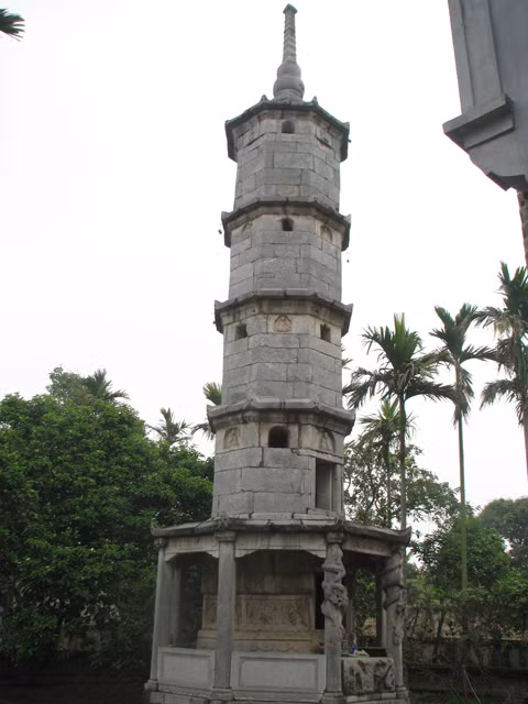 Về kiến trúc đá, nổi bật nhất ở chùa Bút Tháp là tòa tháp đá 5 tầng ở trong khuôn viên. Tên tháp là Bảo Nghiêm, là nơi thờ Hòa thượng Chuyết Chuyết.