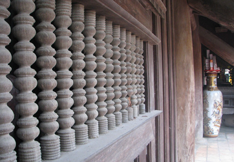 Một bức tường ở tòa tiền đường với các chấn song gỗ gọt giũa tỉ mỉ.