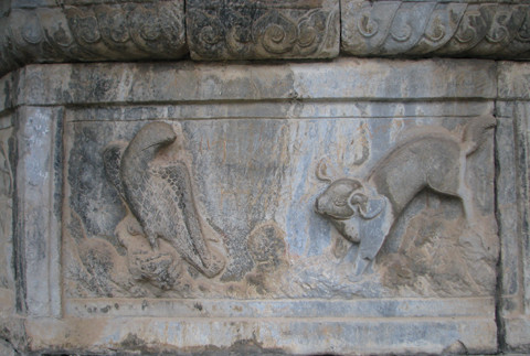 Bức chạm ở một mặt tháp.