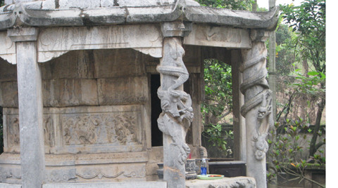 Tầng 1 của tháp dựng theo lối cột chống lan can với những bức chạm khắc đá tinh xảo các hình dáng muông thú.