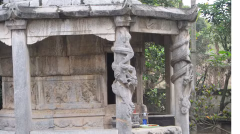 Tầng 1 của tháp dựng theo lối cột chống lan can với những bức chạm khắc đá tinh xảo các hình dáng muông thú.