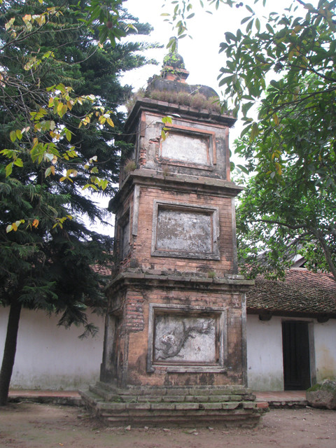 Cùng trong khuôn viên với tòa tháp đá còn một tòa tháp xây gạch 3 tầng khá cổ kính với rêu phong cỏ mọc.