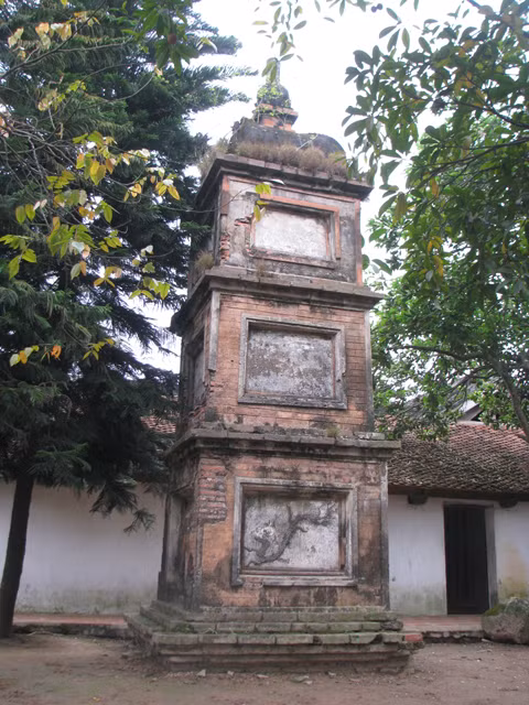 Cùng trong khuôn viên với tòa tháp đá còn một tòa tháp xây gạch 3 tầng khá cổ kính với rêu phong cỏ mọc.