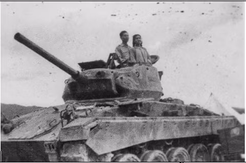 Cao Văn Khánh - Nguyễn Thị Ngọc Toản, chụp ngày cưới 22/5/1954, trên chiếc xe tăng đã tham chiến tại Điện Biên Phủ.