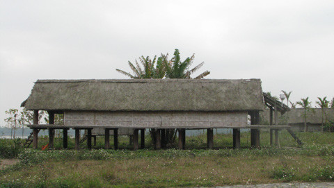 Nhà ở của người H'Rê với sàn cách mặt đất khá cao với 2 cửa mở ở hai đầu nhà.