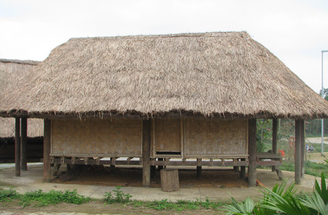 Bên dưới cửa là cối giã gạo.