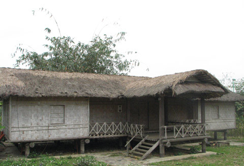 Nhà của người GiaRai cũng thiết kế sàn thấp với một cầu thang bố trí chính giữa căn nhà tạo nên đặc trưng.