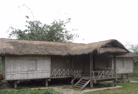 Nhà của người GiaRai cũng thiết kế sàn thấp với một cầu thang bố trí chính giữa căn nhà tạo nên đặc trưng.