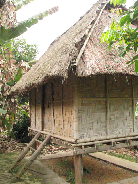 Còn đây là kho lúa - một bộ phận không thể thiếu trong các ngôi nhà của người Xơ Đăng.