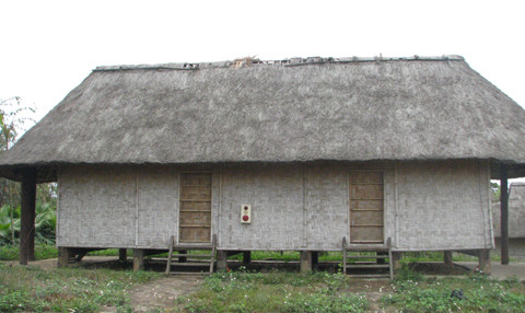 Trong khi đó, người Cờ Tu chỉ làm sàn cách mặt đất rất thấp.